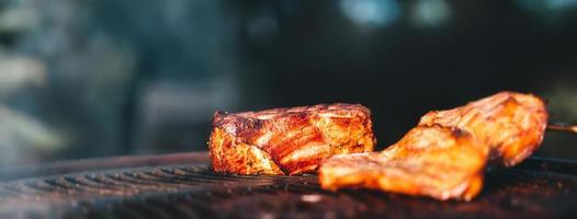 grigliare il barbecue di pancetta di maiale nel cortile di casa il giorno foto