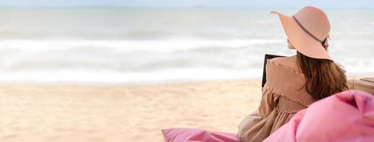 la giovane donna asiatica si rilassa sulla spiaggia foto