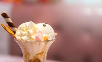 simpatico semifreddo gelato alla vaniglia al bar. foto