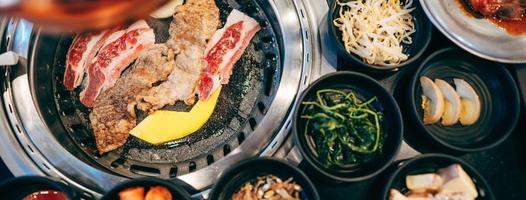 vista dall'alto dello sfondo delle dimensioni dell'insegna del ristorante in stile barbecue della Corea. foto