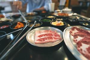 ristorante in stile barbecue coreano con contorno di carne e verdure. foto