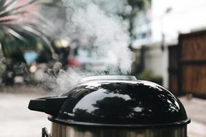 preparazione cibo con affumicato alla griglia a carbone foto