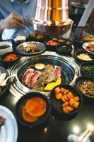 ristorante in stile barbecue coreano con contorno di carne e verdure.