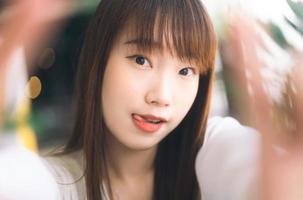 ritratto di giovane studentessa asiatica carina adolescente scatta una foto selfie con il telefono cellulare
