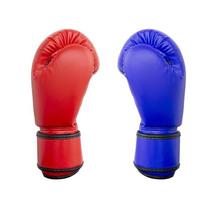 guantoni da boxe rossi e blu che colpiscono insieme isolati su sfondo bianco. foto