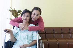 un'anziana madre asiatica che ha una figlia si prende cura di lei in una speciale stanza d'ospedale con amore. foto