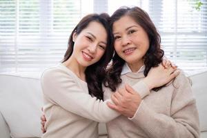 immagine di madre e figlia asiatiche a casa foto
