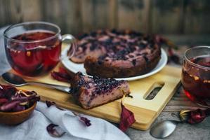 torta di mirtilli imperfetta. un accogliente tea party fatto in casa. fondo in legno e lino bianco. foto