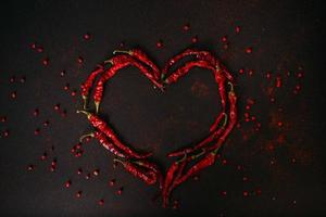 cuore di peperoncino su nero foto