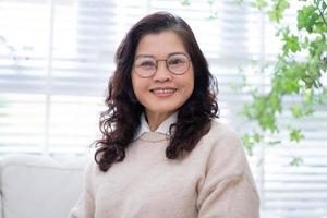 ritratto di donna d'affari asiatica senior a casa foto