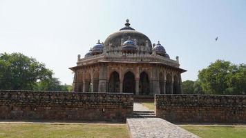 tomba di isa khan tomba nota per il suo giardino sommerso fu costruita per un nobile nel complesso della tomba di humayun. foto