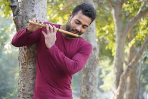 uomo che suona il flauto - strumento musicale indiano foto