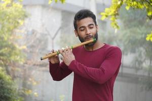 uomo che suona il flauto - strumento musicale indiano foto