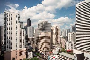 edificio per uffici nel quartiere degli affari al centro di asoke, bangkok, tailandia foto