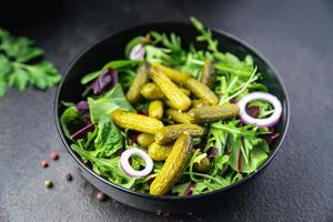 insalata cetriolini cetrioli sottaceto foglie verdi salate mix vegano o vegetariano foto