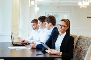 studenti che lavorano insieme su tablet pc al college foto