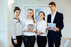 gruppo di studenti che sembrano felici e sorridenti foto