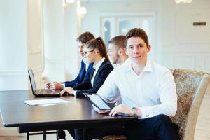 studenti che lavorano insieme su tablet pc al college foto