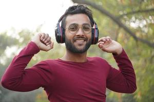 un uomo che ascolta la musica foto