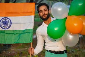 immagine della festa della repubblica indiana, 26 gennaio. immagine del giorno dell'indipendenza indiana con palloncini colorati nei colori della bandiera indiana foto