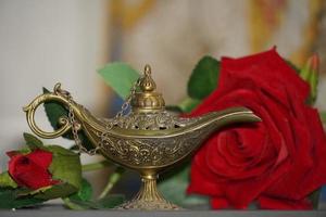 Immagini della lampada magica con la lampada jin di rose hd foto