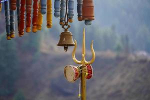 vista ravvicinata del simbolo di shiva del dio indù di shiva trishul e damroo foto