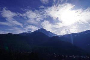 bellissimo paesaggio con nuvole sole e città foto