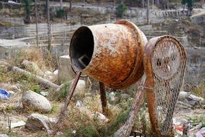 betoniera macchina vecchia macchina miscela di cemento foto