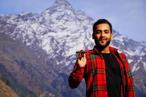 ragazzo con flauto indiano bansuri in montagna foto