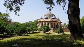 tomba di isa khan tomba nota per il suo giardino sommerso fu costruita per un nobile nel complesso della tomba di humayun. foto