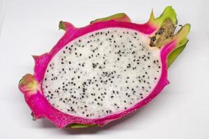 frutto del drago, pitaya isolato su sfondo bianco con tracciato di ritaglio - immagine foto