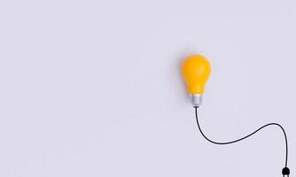 isolato di lampadina gialla con cablaggio su sfondo bianco per un'idea di pensiero creativo per la risoluzione dei problemi e il concetto di soluzione mediante rendering 3d. foto