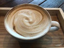 tazza di cappuccino caldo sul tavolo vista dall'alto foto