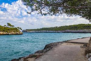 spiaggia turchese baia cala samarador amarador maiorca isole baleari spagna. foto