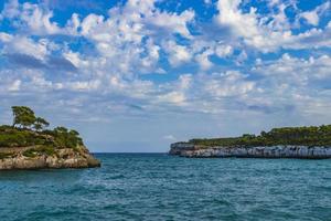 spiaggia turchese baia cala samarador amarador maiorca isole baleari spagna. foto