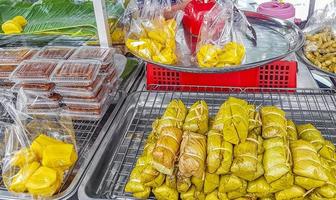 jackfruit in uno stand di cibo di strada a bangkok in thailandia. foto