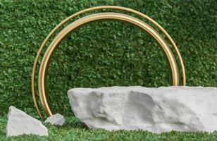 podio in pietra bianca per la presentazione del prodotto e arco d'oro su foglie verdi sfondo muro stile naturale.,Modello 3d e illustrazione. foto