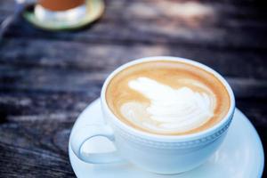 tazza di caffè del primo piano sul tavolo. foto