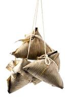 zongzi, gnocco di riso - concetto di design del cibo famoso nel festival della barca del drago di duanwu, primo piano, tracciato di ritaglio, tagliato, isolato su sfondo bianco foto