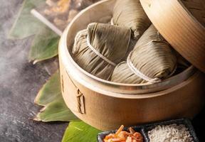 zongzi, deliziosi gnocchi di riso al vapore caldi freschi nel piroscafo. primo piano, copia spazio, famoso cibo asiatico gustoso nel festival di duanwu della barca del drago foto