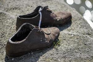 budapest, Ungheria, 2014. scarpe di ferro memoriale per gli ebrei giustiziati nella seconda guerra mondiale a budapest foto