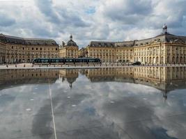 bordeaux, francia, 2016. miroir d'eau a place de la bourse a bordeaux foto