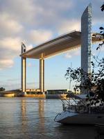 bordeaux, francia, 2016. nuovo ponte elevatore jacques chaban-delmas che attraversa il fiume garonne a bordeaux foto