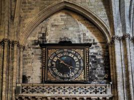 bordeaux, francia, 2016. vecchio orologio nella cattedrale di st andrew a bordeaux foto