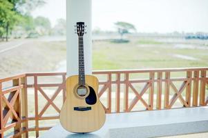 chitarra acustica, strumenti musicali per chi ama la musica, concetti di chitarra foto