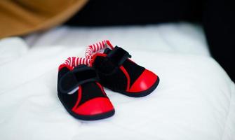 bellissime scarpe da bambino nere foto