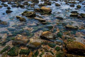 splendidi massi sul mare e acqua di mare luminosa foto