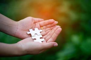 mani e puzzle, pezzi importanti del concetto di lavoro di squadra di lavoro di squadra foto