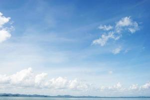 il mare e il cielo azzurro, il cielo bianco e pulito, bello nella natura foto