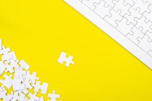 un puzzle su un'idea di business sfondo giallo foto